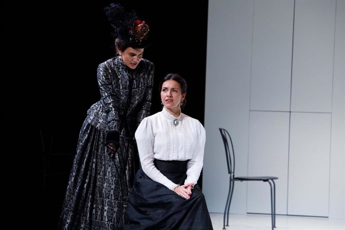 Archivo - La adaptación teatral de 'La Regenta' recalará en el Palacio de Festivales