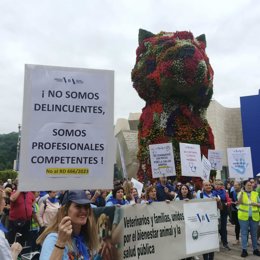 Veterinarios se manifiestan en Bilbao para reclamar "una regulación lógica y justa", a 8 de junio de 2025.