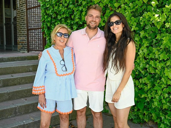 Carmen Borrego junto a José María Almoguera y María La Jerezana sale de casa a 08 de Junio de 2025 en Madrid (España).