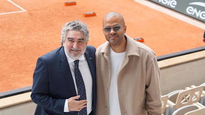 El presidente del Consejo Superior de Deportes (CSD), José Manuel Rodríguez Uribes, junto al exjugador de baloncesto Tony Parker en la final de Roland Garros