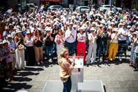El PSOE recuerda a Pedro Zerolo en su plaza a ritmo de 'Born this way': "El amor siempre vence"