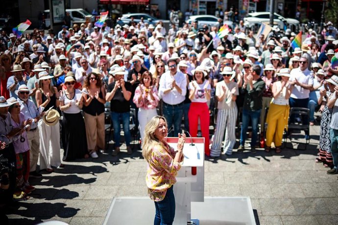Participantes en el homenaje de los socialistas madrileños a Pedro Zerolo, en la Plaza Pedro Zerolo, a 8 de junio de 2025, en Madrid (España).