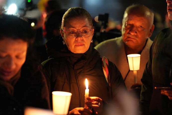 BOGOTÁ, 8 de junho de 2025 -- Pessoas participam de uma vigília à luz de velas do lado de fora do hospital onde o candidato presidencial colombiano Miguel Uribe Turbay está sendo tratado após o ataque, em Bogotá, Colômbia, em 7 de junho de 2025. O senador