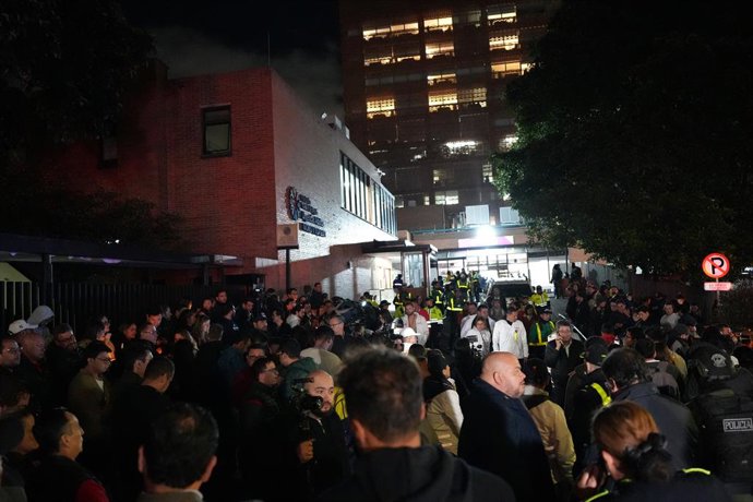 BOGOTÁ, 8 de junho de 2025 -- Pessoas se reúnem do lado de fora do hospital onde o candidato à presidência da Colômbia Miguel Uribe Turbay está sendo tratado após o ataque, em Bogotá, Colômbia, em 7 de junho de 2025. O senador colombiano Miguel Uribe Turb