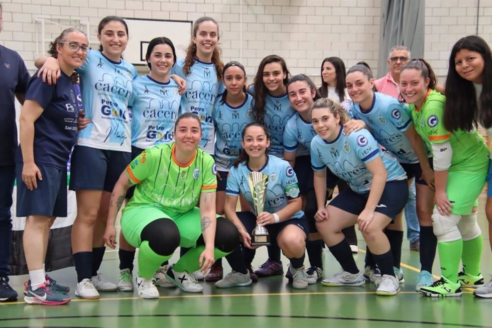 El San José "B" de Cáceres se ha alzado este domingo con el XXI Trofeo Diputación de Cáceres de Fútbol Sala Femenino