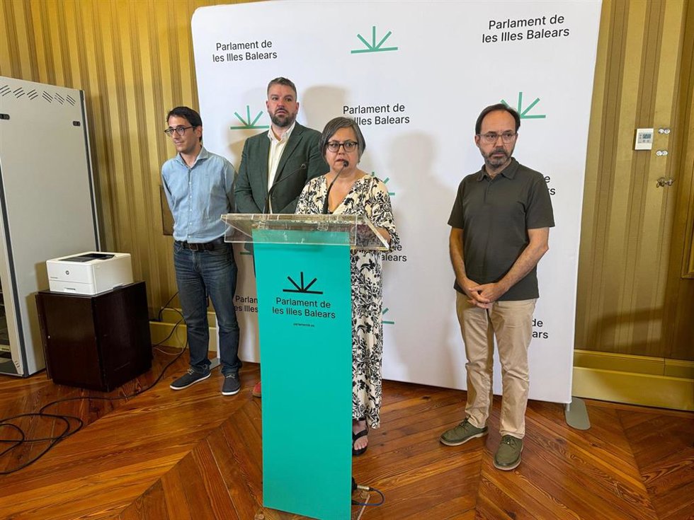 Archivo - Los portavoces parlamentarios del PSIB-PSOE, Iago Negueruela; MÉS per Mallorca, Lluís Apesteguia; Més per Menorca, Josep Castells, y la representante de Unidas Podemos en el Parlament, Cristina Gómez, en rueda de prensa. Archivo.