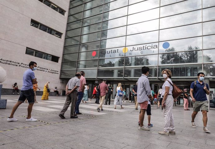 Archivo - Largas colas de ciudadanos esperan su turno de entrada en los juzgados de la Ciudad de la Justicia de Valencia, colapsada ahora por el parón provocado por la pandemia del coronavirus, en Valencia, Comunidad Valenciana (España), a 3 de julio de 2