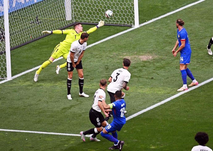 08 June 2025, Baden-Wuerttemberg, Stuttgart: France's Kylian Mbappe (C-R) scores his side's first goal past Germany goalkeeper Marc-Andre ter Stegen (L) during the UEFA Nations League soccer match between Germany and France at Stuttgart Arena. Photo: Mari