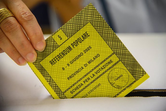 Cittadini al voto per il Referendum al seggio di Via Mantova -  Milano, 8 Giugno 2025 .(Foto Claudio Furlan/Lapresse) ..Citizens voting for the Referendum at the polling station in Via Mantova - Milan, June 8, 2025 .(Photo Claudio Furlan/Lapresse)