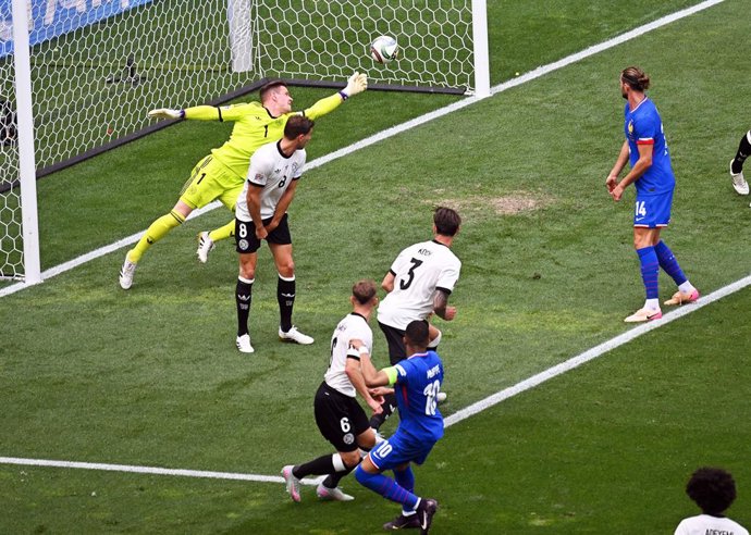 08 de junho de 2025, Baden-Wuerttemberg, Stuttgart: Kylian Mbappe (C-R), da França, marca o primeiro gol de sua equipe contra o goleiro alemão Marc-Andre ter Stegen (L) durante a partida de futebol da Liga das Nações da UEFA entre Alemanha e França na Stu