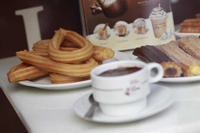 Archivo - Chocolate con churros.