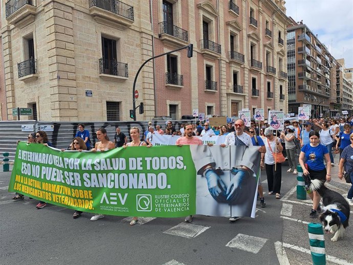 Veterinarios recorren calles de València, Alicante y Castelló en contra de la "restrictiva" regulación de medicamento