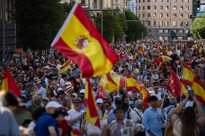 Cientos de personas durante la concentración del PP bajo el lema ‘Mafia o democracia’ en la Plaza de España de Madrid, a 8 de junio de 2025, en Madrid (España). La convocatoria responde a los recientes escándalos de corrupción que afectan al entorno del p
