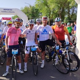 El director general de Juventud y Deportes, Carlos Yuste, en la marcha cicloturista 'Paco Cerezo' en Tomelloso