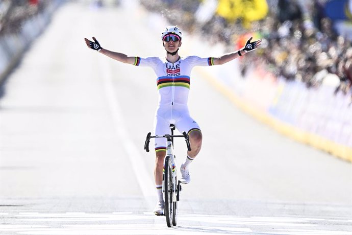 Archivo - 06 April 2025, Belgium, Oudenaarde: Slovenian cyclist Tadej Pogacar of UAE Team Emirates celebrates winning the men's 268.9 km race from Brugge to Oudenaarde during the Tour of Flanders' one day cycling race. Photo: Eric Lalmand/Belga/dpa