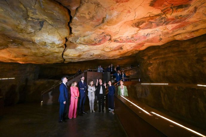 Urtasun visita junto a varias autoridades la Neocueva.-ARCHIVA