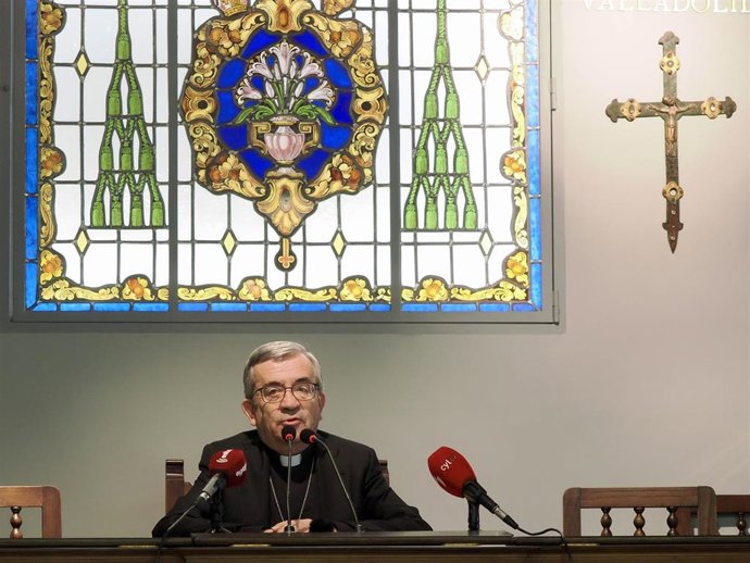 Archivo - El presidente de la Conferencia Episcopal Española (CEE) y arzobispo de Valladolid, Luis Argüello, atiende a los medios de comunicación con motivo del fallecimiento del Papa, a 21 de abril de 2025, en Valladolid, Castilla-León (España).