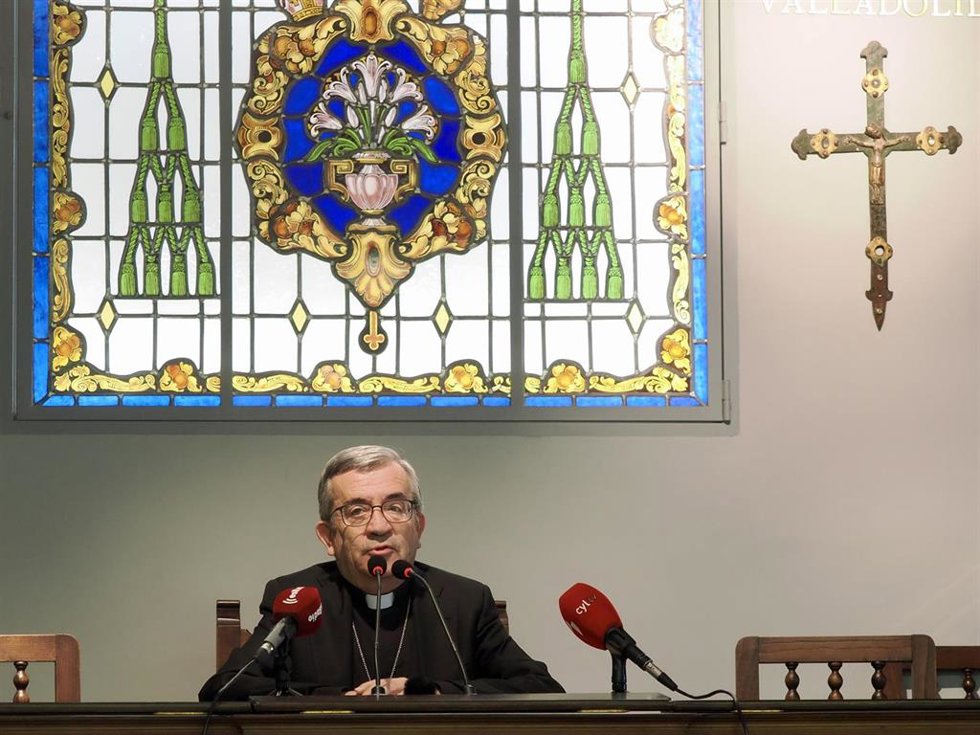 Archivo - El presidente de la Conferencia Episcopal Española (CEE) y arzobispo de Valladolid, Luis Argüello, atiende a los medios de comunicación con motivo del fallecimiento del Papa, a 21 de abril de 2025, en Valladolid, Castilla-León (España).