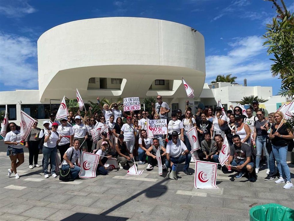Archivo - Concentración de trabajadores con motivo de la huelga turística en Santa Cruz de Tenerife