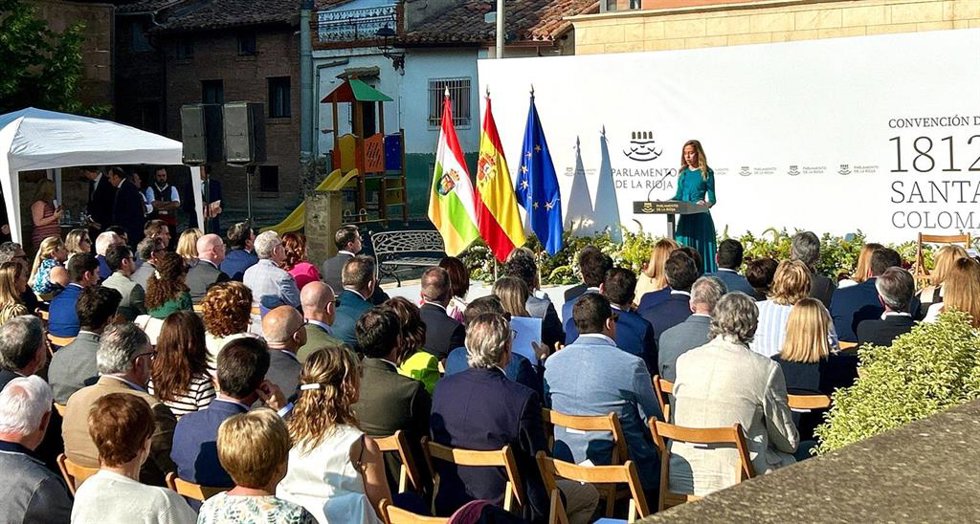 La presidenta del Parlamento de La Rioja, Marta Fernández Cornago, durante el Pregón del Día de La Rioja 2025, en Santa Coloma.