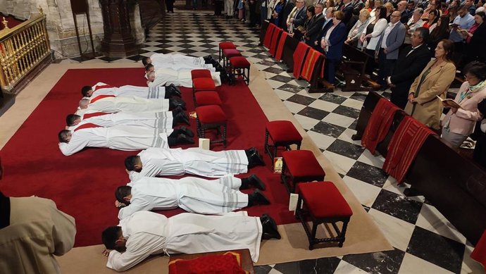 Ordenación de cuatro sacerdotes y seis diáconos en la Catedral de Oviedo en la solemnidad de Pentecostés.