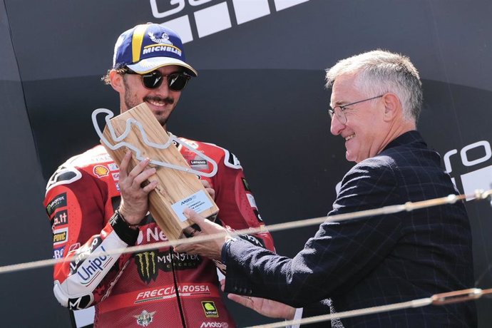 El consejero de Medio Ambiente y Turismo y presidente de MotorLand, Manuel Blasco, en la entrega de trofeos