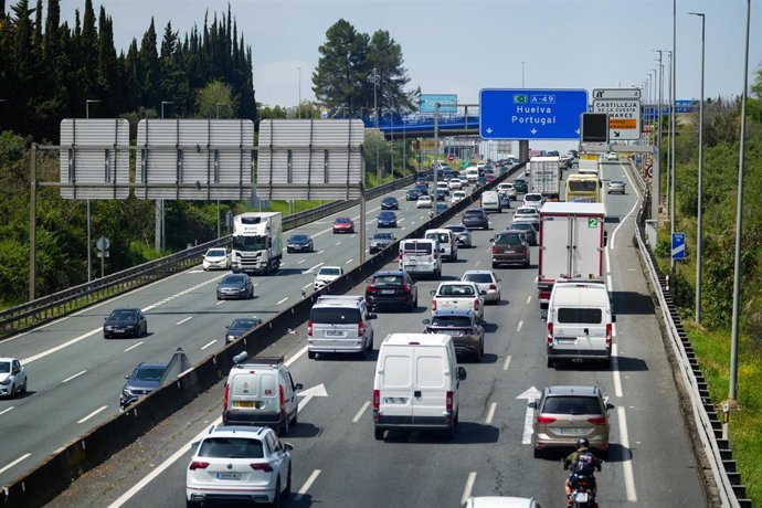 Archivo - Vehículos circulan en una carretera de Andalucía (Imagen de archivo).