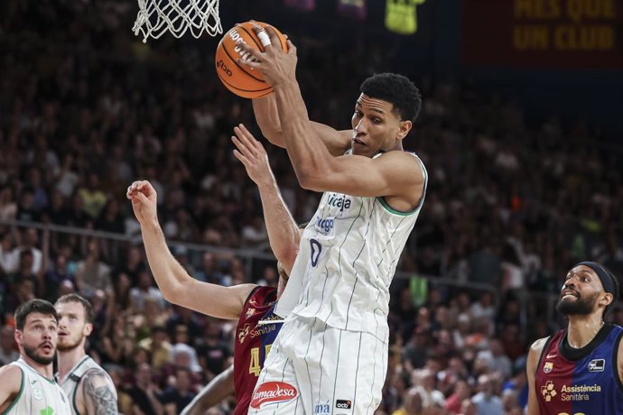 Tyson Perez, do Unicaja, em ação durante as quartas de final do Playoff da Liga Espanhola, Liga ACB Endesa, partida de basquete disputada entre FC Barcelona e Unicaja no Palau Blaugrana em 06 de junho de 2025 em Barcelona, Espanha.