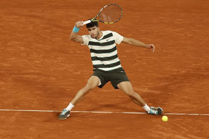 06 June 2025, France, Paris: Spanish tennis player Carlos Alcaraz in action against Italy's Lorenzo Musetti during their Men's Singles semi-final tennis match of the French Open tennis tournament (Roland-Garros). Photo: Loic Baratoux/ZUMA Press Wire/dpa