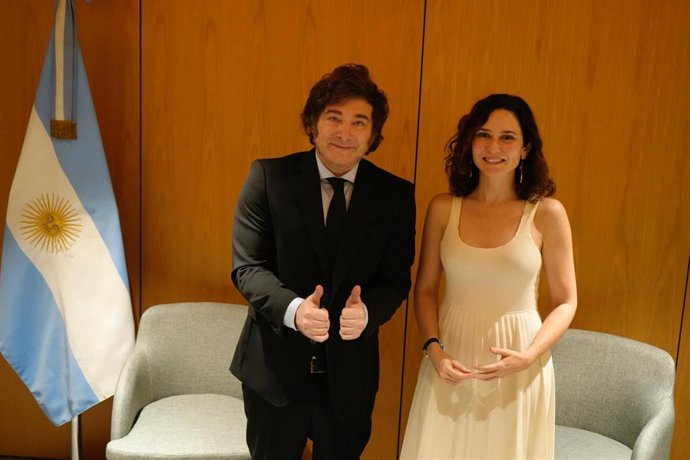 El presidente de Argentina, Javier Milei y la presidenta de la Comunidad de Madrid, Isabel Díaz Ayuso, durante la última jornada del Madrid Economic Forum, en el Palacio de Vistalegre, a 8 de junio de 2025, en Madrid (España). Tras dos ediciones anteriore