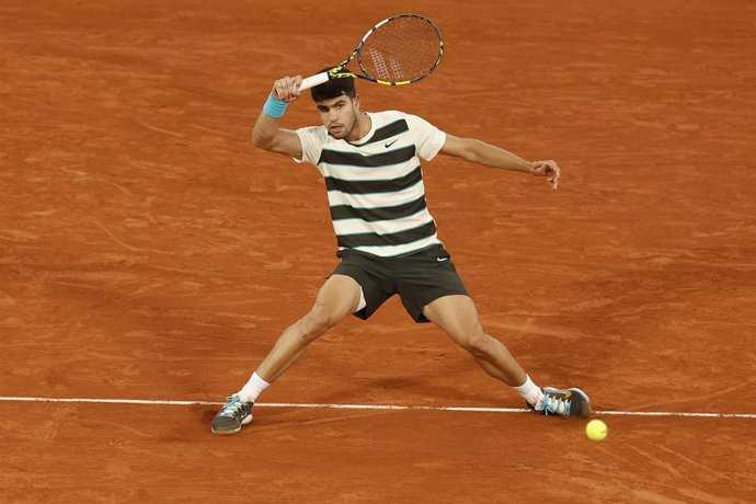 06 June 2025, France, Paris: Spanish tennis player Carlos Alcaraz in action against Italy's Lorenzo Musetti during their Men's Singles semi-final tennis match of the French Open tennis tournament (Roland-Garros). Photo: Loic Baratoux/ZUMA Press Wire/dpa