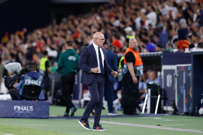 Luis de la Fuente, técnico da Espanha, comemora um gol marcado por Mikel Merino, da Espanha, durante a partida da semifinal da Liga das Nações da UEFA entre Espanha e França na Stuttgart Arena em 5 de junho de 2025, em Stuttgart, Alemanha.