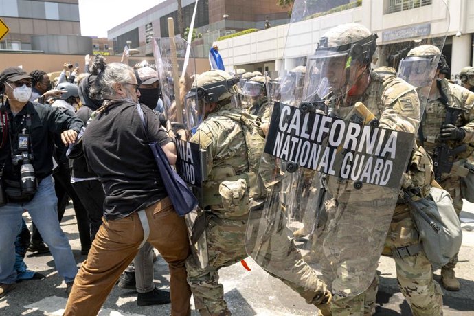 8 de junho de 2025 - Los Angeles, Califórnia, EUA - Manifestantes entram em confronto com a Guarda Nacional da Califórnia em um protesto pacífico contra o ICE e o envio de tropas da Guarda Nacional, até que a Guarda Nacional iniciou o contato e lançou gás
