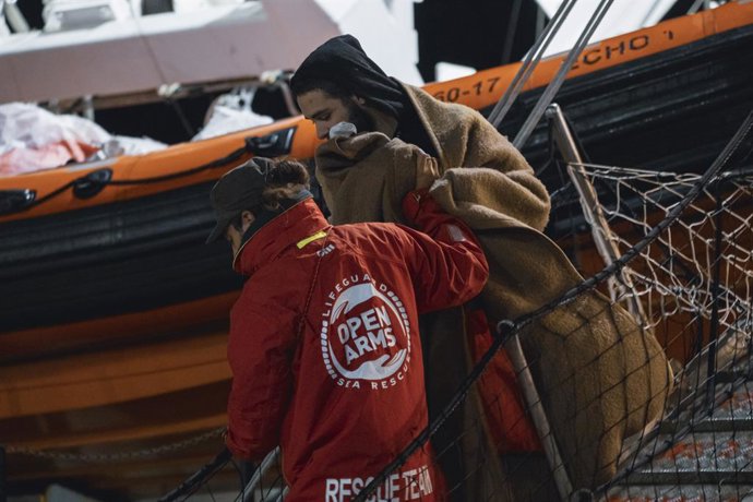 Archivo - Arquivo - 20 de janeiro de 2024, Crotone, Itália: Um membro da Open Arms ajuda um migrante a desembarcar. A embarcação de resgate da organização não governamental (ONG) espanhola Open Arms chegou a Crotone com 57 migrantes a bordo, incluindo cin