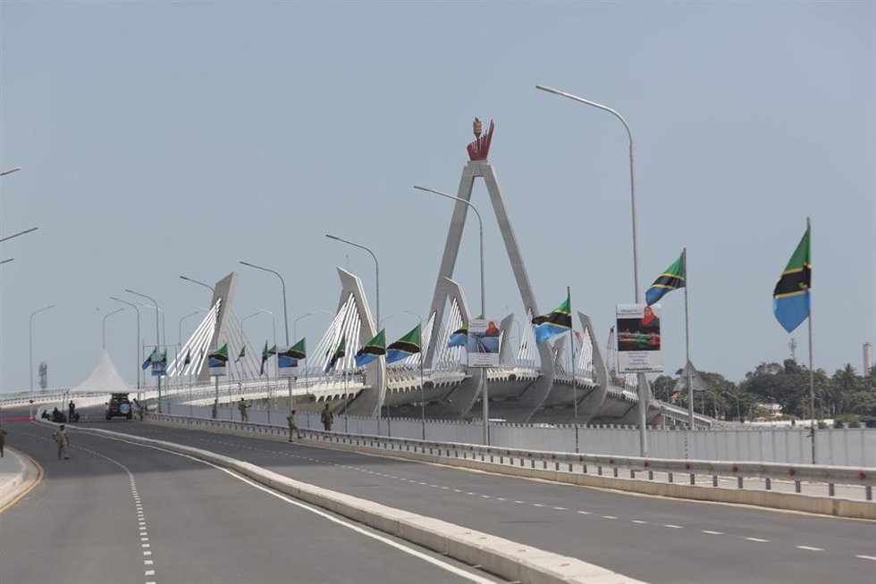 Archivo - El puente Tanzanita, en la capital Dar es Salam, adornado con banderas tanzanas