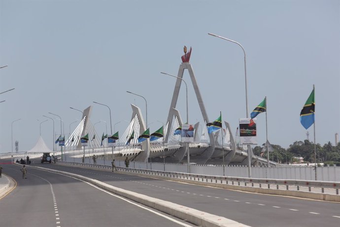 Archivo - DAR ES SALAAM, March 25, 2022  -- Photo taken on March 24, 2022 shows the Tanzanite bridge in Dar es Salaam, Tanzania.   Tanzanian President Samia Suluhu Hassan on Thursday inaugurated a landmark Tanzanite bridge and 5.2 kilometers of approach r