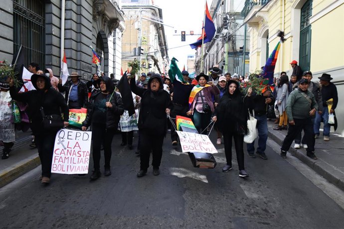4 de junho de 2025, La Paz, La Paz, Bolívia: Apoiadores do ex-presidente Evo Morales marcharam em direção ao centro do governo para exigir a renúncia do presidente Luis Arce, que acusou Morales de estrangular economicamente o país.