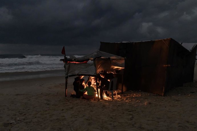Archivo - Arquivo - 25 de novembro de 2024, Gaza, Gaza, Palestina: A tragédia dos desabrigados na costa do mar de Khan Yunis, a água do mar afogando as tendas dos desabrigados nos arredores do mar de Khan Yunis em 25 de novembro de 2024,