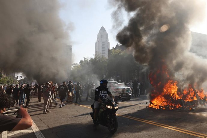 8 de junho de 2025, Los Angeles, Califórnia, EUA: Os táxis autônomos da Waymo são incendiados no centro de Los Angeles no terceiro dia de protestos contra o ICE e a política de imigração de Donald Trump.