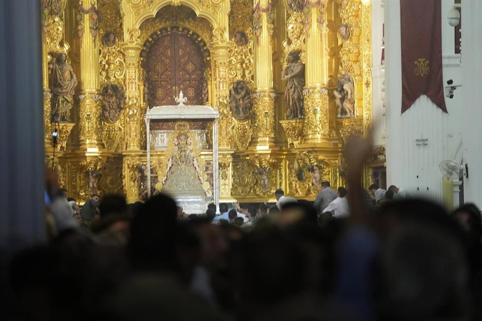 Detalle de la salida de la Virgen del Rocío por las calles de la Aldea, a 9 de junio de 2025 en  Huelva (Andalucía, España). 