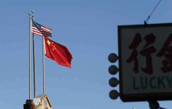 Imagen de una bandera estadounidense y una china en San Francisco