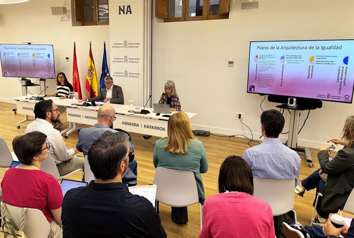 El vicepresidente Taberna, Patricia Abad y Sara San Julián, en el último encuentro de la Comisión Interdepartamental de Igualdad.