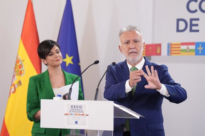 O Ministro da Política Territorial e Memória Democrática, Ángel Víctor Torres, realiza uma coletiva de imprensa após a reunião da 28ª Conferência de Presidentes, no Palau de Pedralbes em Barcelona, em 6 de junho de 2025, em Barcelona, Catalunha (Espanha).