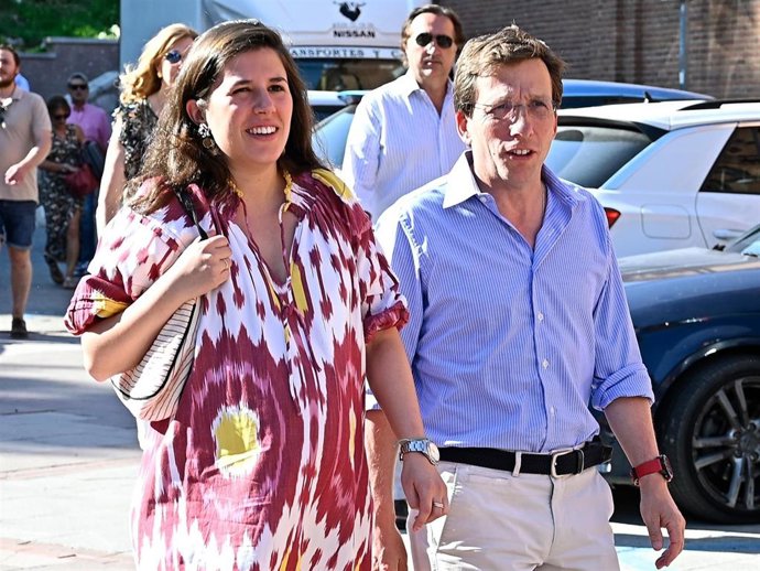 Teresa Urquijo y José Luis Martínez-Almeida a su llegada este domingo a la plaza de toros de Las Ventas