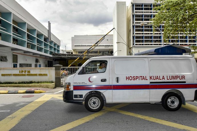 Archivo - Una ambulancia en la capital de Malasia, Kuala Lumpur (archivo)