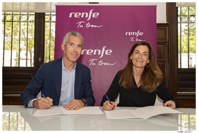 La directora general Económico-Financiera de Renfe, Marta Torralvo, y el director de Sonnedix España, Gerson González