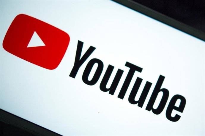 Archivo - FILED - 26 June 2018, Saxony, Dresden: The logo of the Internet video platform YouTube. YouTube has added a set of updates to the mobile app interface to make it easier to add user comments and share videos. Photo: Monika Skolimowska/dpa-Zentral