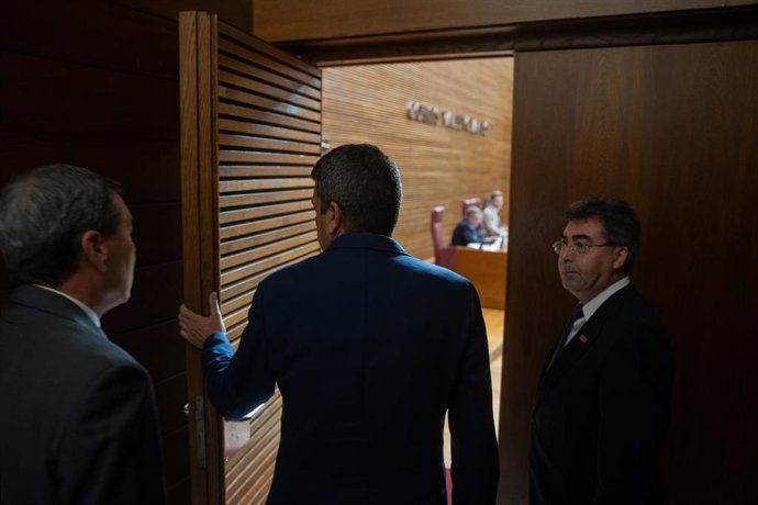 El president de la Generalitat Valenciana, Carlos Mazón (c), a su llegada al pleno de Les Corts Valencianes, a 28 de mayo de 2025, en Valencia
