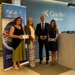 La gestora de proyectos FaCyL, Olga Chacel; la directora del Cluster FaCyL,  Ana Núnez;  el director comercial de empresas territorial de CaixaBank en CyL, José Bernardo Portela y  la coordinadora territorial de CaixaBank Dualiza, Cristina Rodríguez.