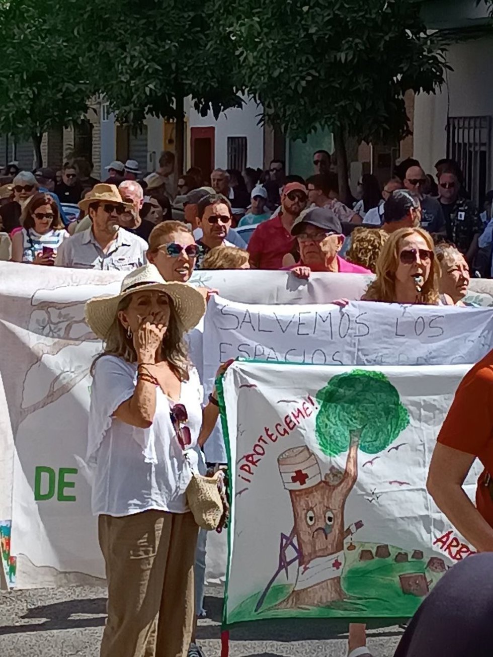 Manifestación en Bellavista contra la construcción de viviendas en la zona de Cortijo de Cuarto